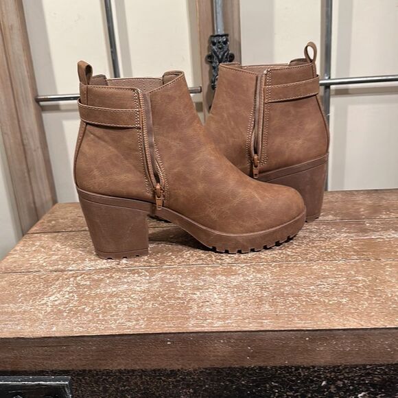 Boots size 10 women taupe color “new” - Picture 5 of 8